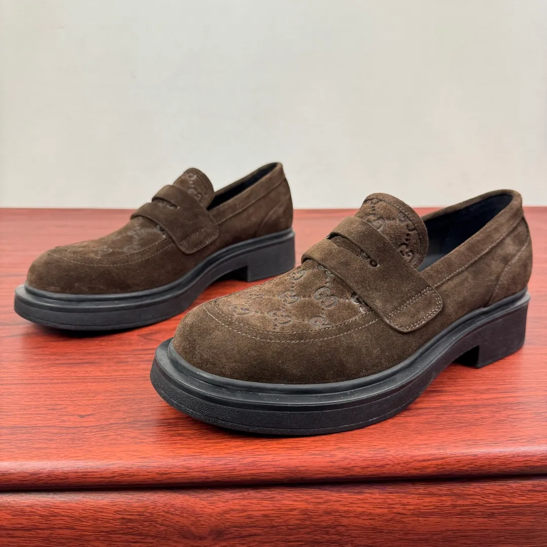 Batch 800 Gucci/Gucci new men's loafers with GG details, thick-soled slip-ons! The design of this men's lace-up shoe is rooted in the brand's heritage. It is carefully crafted from high-quality calfskin/open-edge beaded cowhide/suede cowhide. It is made of various leather types and is embellished with GG printed embossed suede leather details, which pays homage to Gucci's classic monogram. The rubber sole with GG pattern adds a modern touch to the design. Classic and simple sponge cake style design. European and American classic version, full calfskin lining. The overall upper texture is soft. The lining is comfortable and breathable. 2CM thickened soft rubber sole, easy to control. Versatile and stylish on the foot. Available in multiple colors to meet different matching needs. Full package! Size: 39-40-41-42-43-44 leather shoe size (can be customized to 38.45.46) Item number: 7826 Loafers, suede